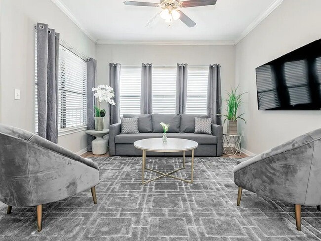 Building Photo - 4 Bedroom Condo In the UT Campus Area