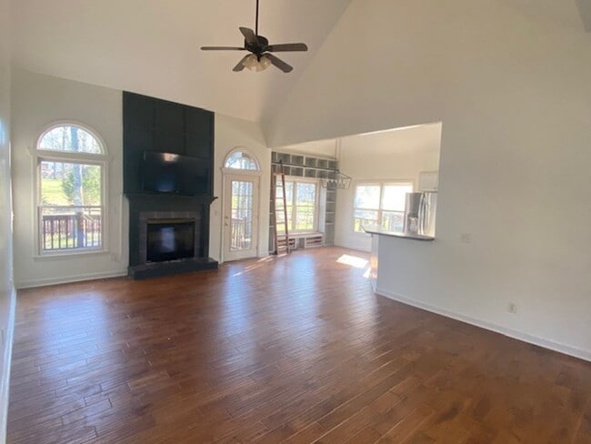 Building Photo - Great home near the lake and Seven Points ...