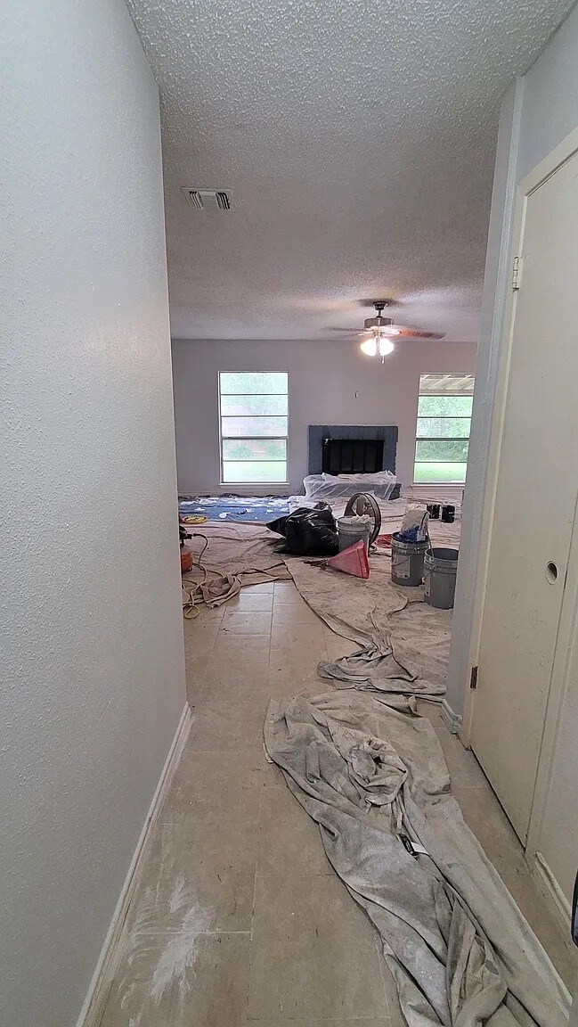 Foto del edificio - Room in House on Bounty Dr