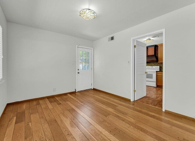 Foto del edificio - 8425 Pioneer Dr