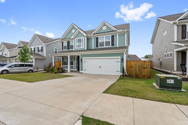 Foto del edificio - Gorgeous 4 BR, 3 BA Home With Easy Access ...