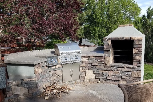Patio trasero/parrilla/chimenea - 16909 W 63rd Ln