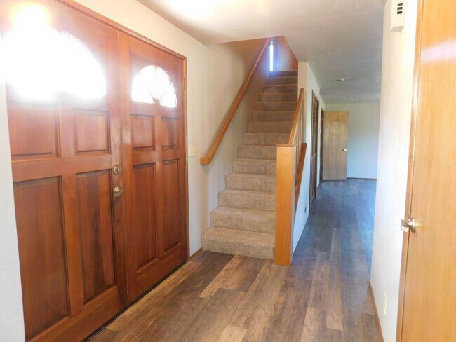 Building Photo - Beautiful 4 Bedroom, 2.5 Bathroom Home in ...