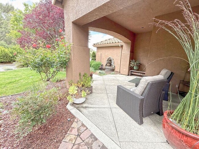 Building Photo - 5881 Capilano Dr