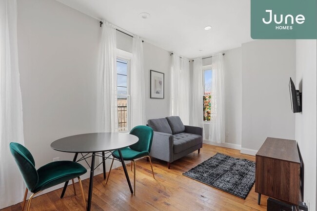 Building Photo - ROOM ONLY in 4-bed/2.0-bath Home