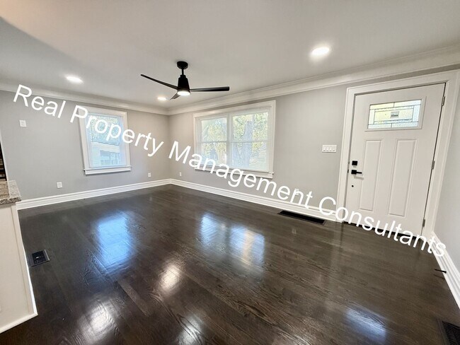 Foto del edificio - Beautifully Renovated 3-Bedroom, 2-Bath Ho...