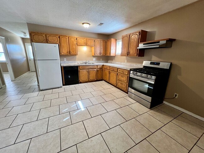 Building Photo - Cozy 3B/2B Home Available to Rent Now!