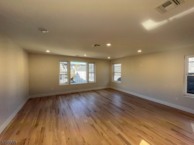 Building Photo - 119-121 Lewis St