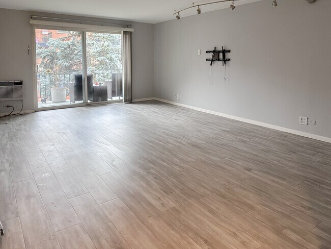 Foto del edificio - 4730 N Kenneth Ave