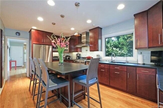 Foto del edificio - 1036 Old White Plains Rd