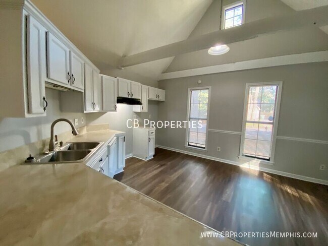 Building Photo - JUST RENOVATED 3 BED/2 BATH!
