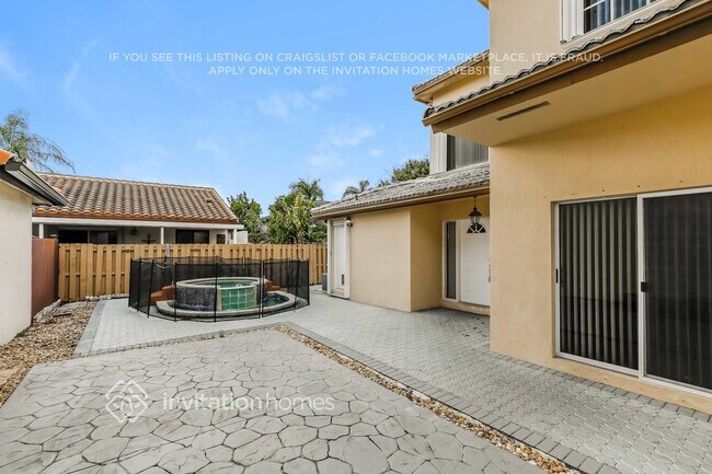 Building Photo - 9280 SW 154th Ct