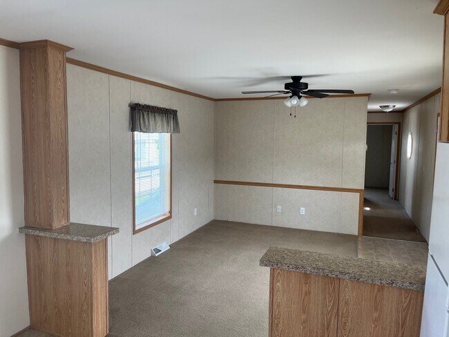 Building Photo - 14 Greenway Dr