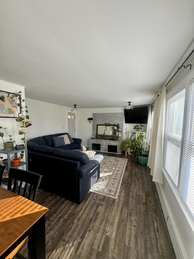 Livingroom facing entry - 4 Palmer St