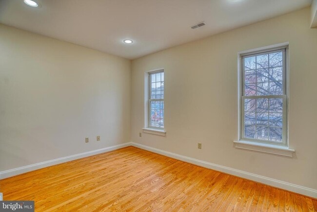 Building Photo - 2542 W Girard Ave
