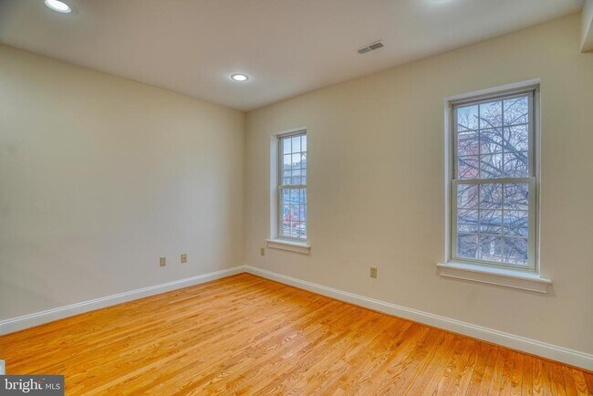 Foto del edificio - 2542 W Girard Ave