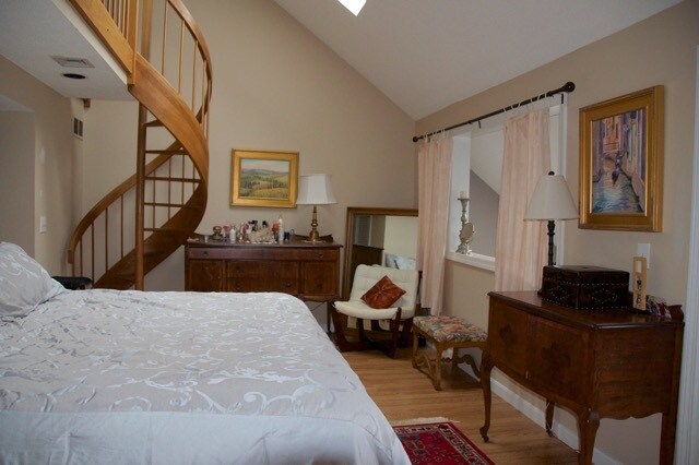 Dormitorio principal con escalera de caracol que da al altillo. - 51 Stacey Cir