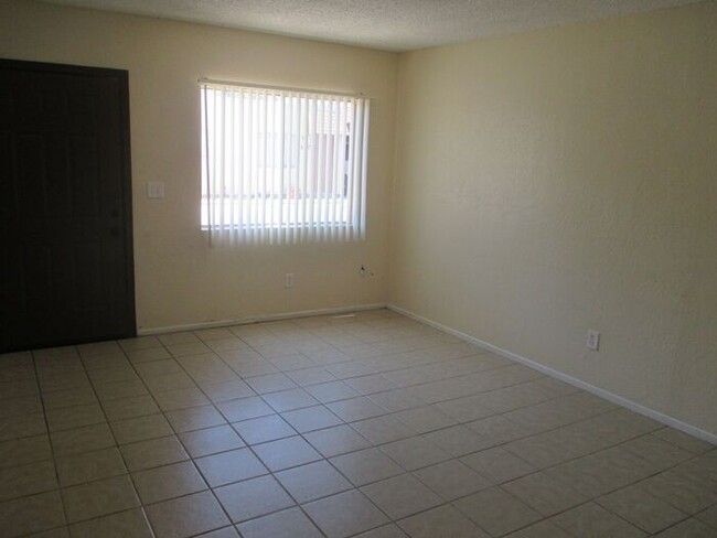 Building Photo - Central!! CORNER UNIT!! 2 Bed / 1 Bath wit...