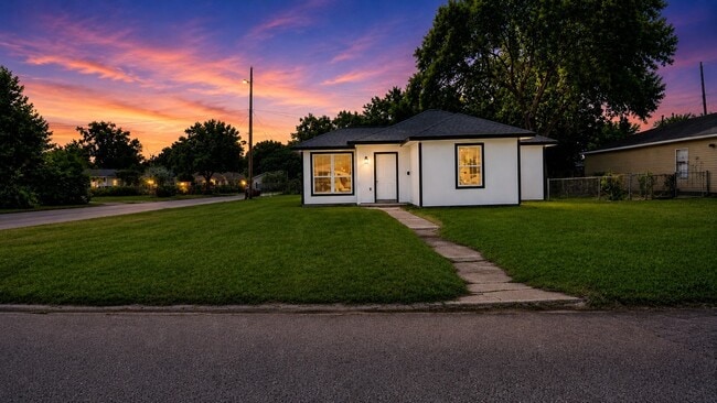 Building Photo - 1206 Pinewood Ln