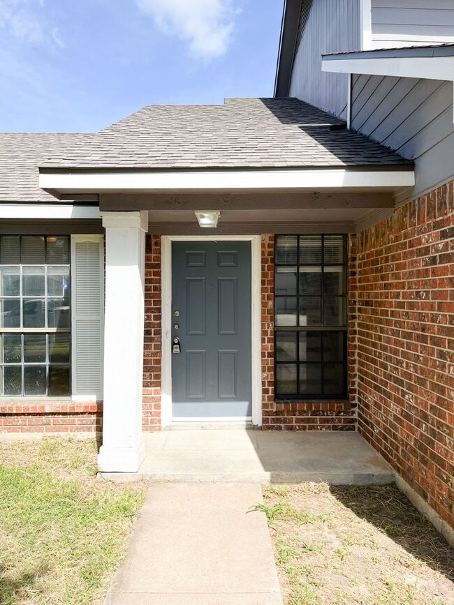Building Photo - Available NOW!!!! This charming 2 story, 4...