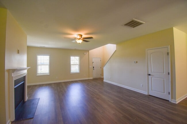 Building Photo - 4 Bedrooms and 2.5 Baths- Kenlan Farms (Pe...