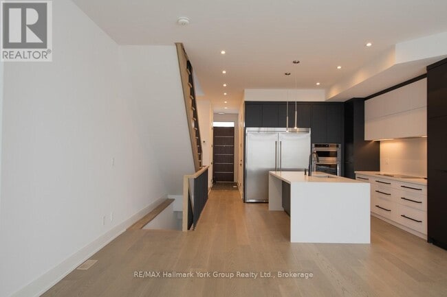 Building Photo - 10 Waterview Ln