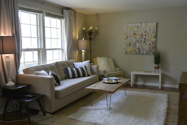 Foto del edificio - 2128 Sharondale Dr
