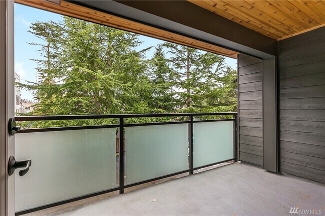 Foto del edificio - Beautiful Sand Point Condo with Pool & Garage Parking