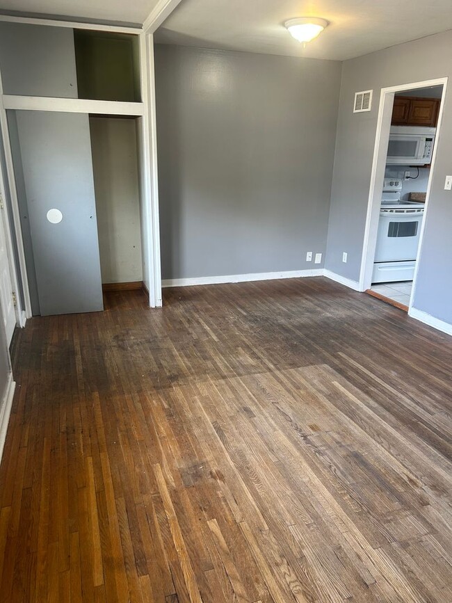 Building Photo - Quaint & Cozy Home