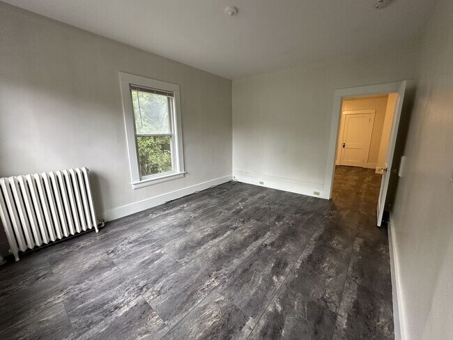 Foto del edificio - Newly Remodeled 1-BR Apartment with Off-Street Parking & Extra Storage!