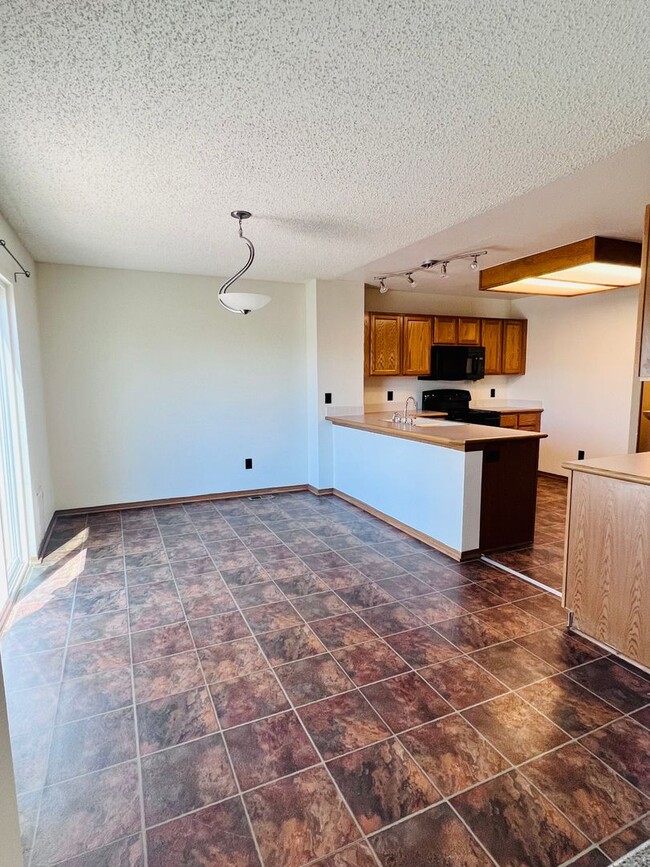 Building Photo - Single Family Home 3 bedroom 2.5 bath Unfi...