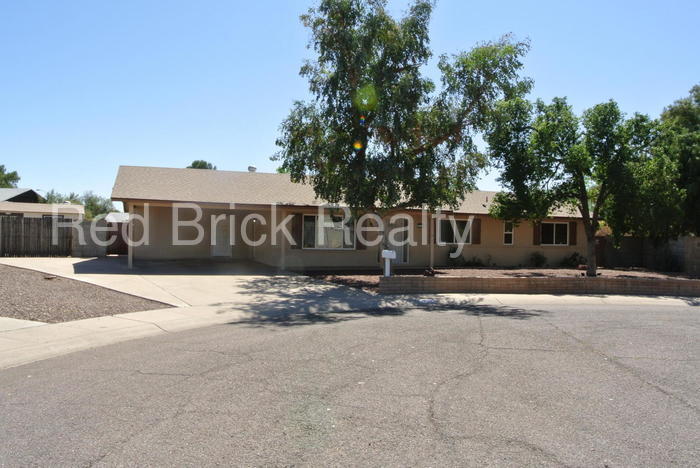 Primary Photo - 2111 W Maple Dr