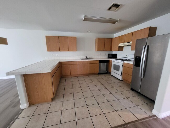 Foto del edificio - LARGE 3 BED 2 BATH DUPLEX