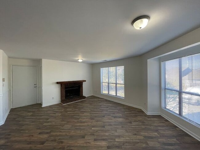 Foto del edificio - 2 Bed/2 Bath Condo coming available NOW