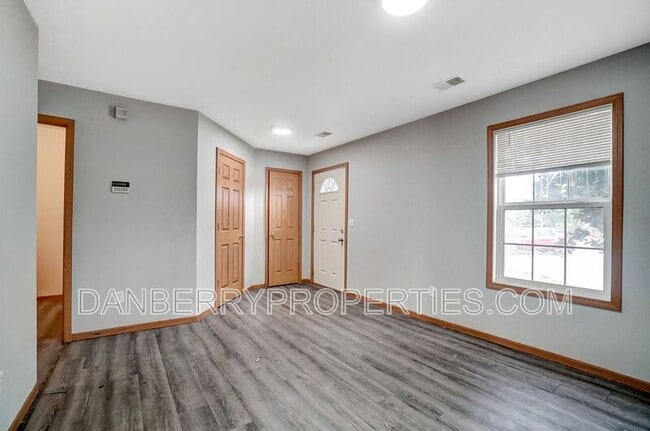 Building Photo - 1115 N Byrne Rd