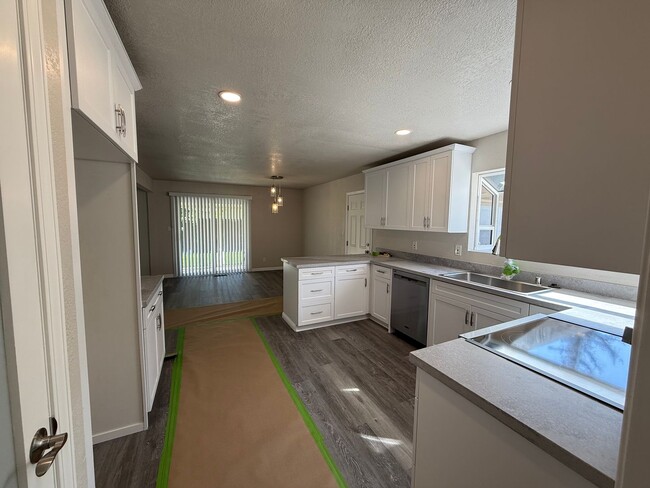 Building Photo - Updated single story home!