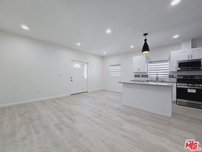 Foto del edificio - 2826 3/4-2824 Leeward Ave