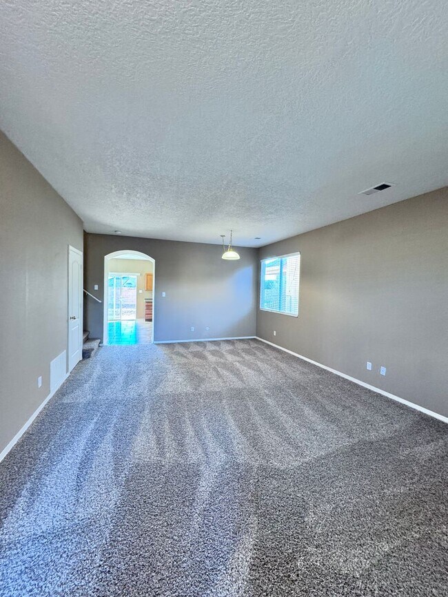 Building Photo - 3 bedroom 2.5 bathroom New Paint and Carpet