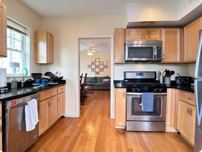 Foto del edificio - Nice 5-bedroom, 2-bathroom apartment on a beautiful residential street in Brighton, available for...