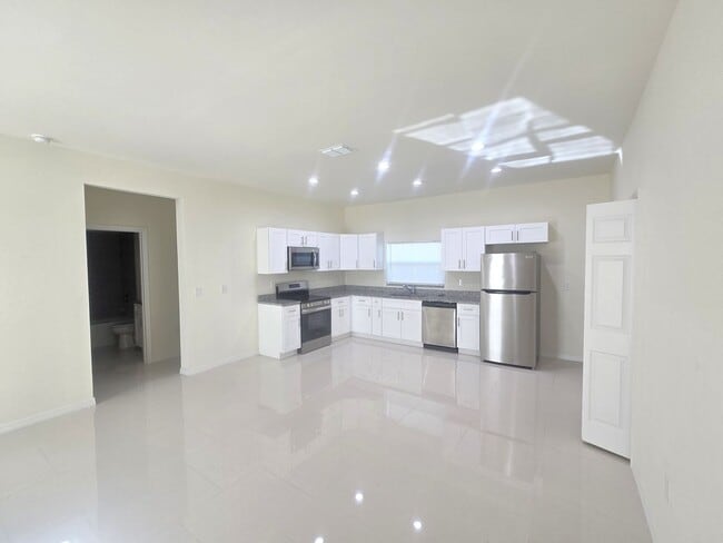 Building Photo - Great location-3/2/1 -PRIVATE SETTING