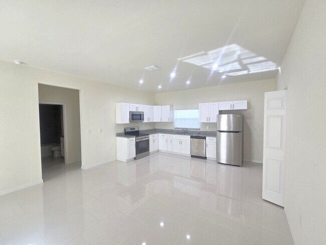 Foto del edificio - Great location-3/2/1 -PRIVATE SETTING