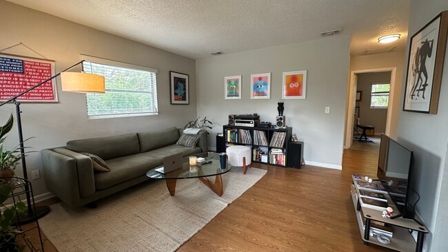 Plenty of natural light - 5324 Andrus Ave