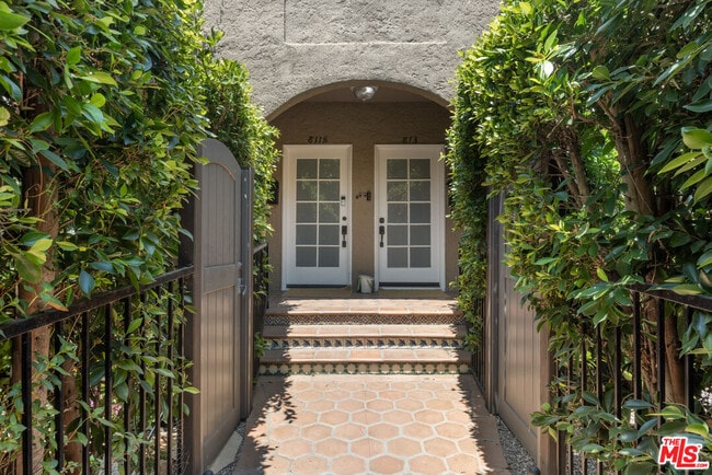 Building Photo - 813 1/2 N Coronado St