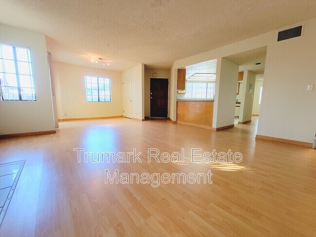 Foto del edificio - 2923 Montrose Ave