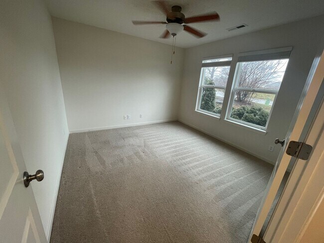 Foto del edificio - 3 Bedroom, 2 Bathroom In Lindberg Village