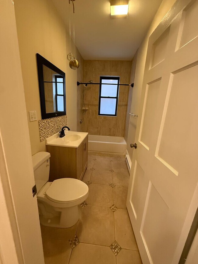 Foto del edificio - WOW!  5 BED/3 BATH DOWN THE STREET FROM B.U.!!!  Laundry in-unit!