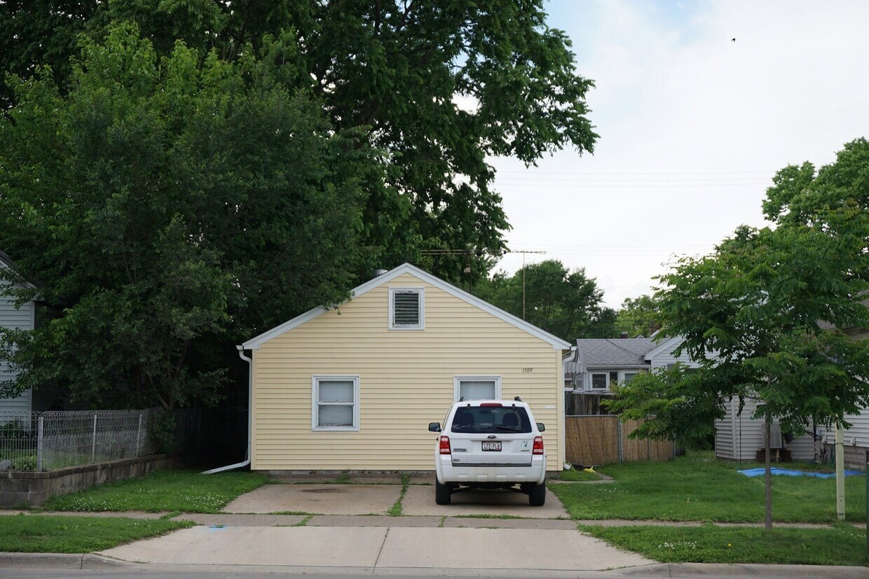 Primary Photo - Clean 1-bedroom house in great south side ...