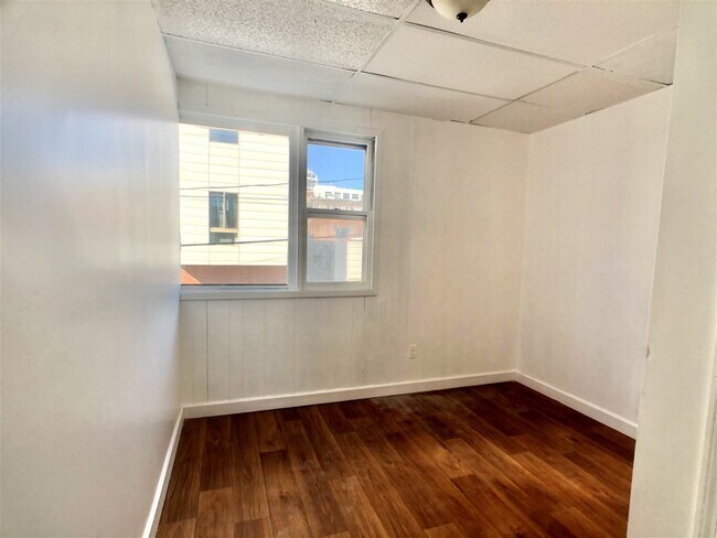 Building Photo - 6 Perrine Ave
