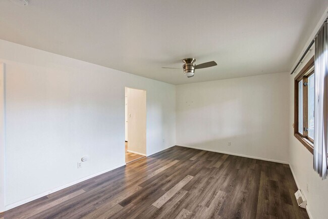 Building Photo - 833 Ponderosa Dr