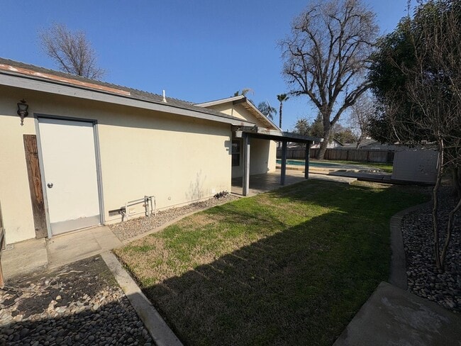 Foto del edificio - Cozy Home On Spacious Lot Available Now!